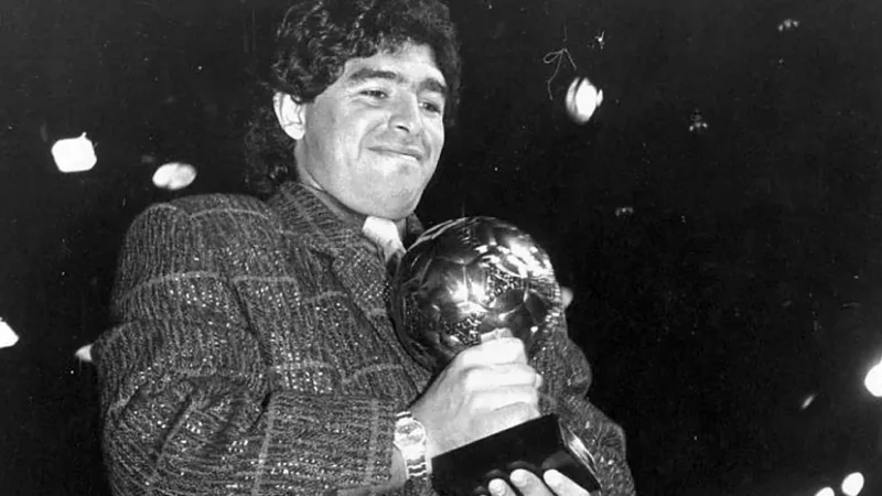 Un tribunal français donne son feu vert à la vente aux enchères du Ballon d&rsquo;Or de Maradona lors de la Coupe du monde