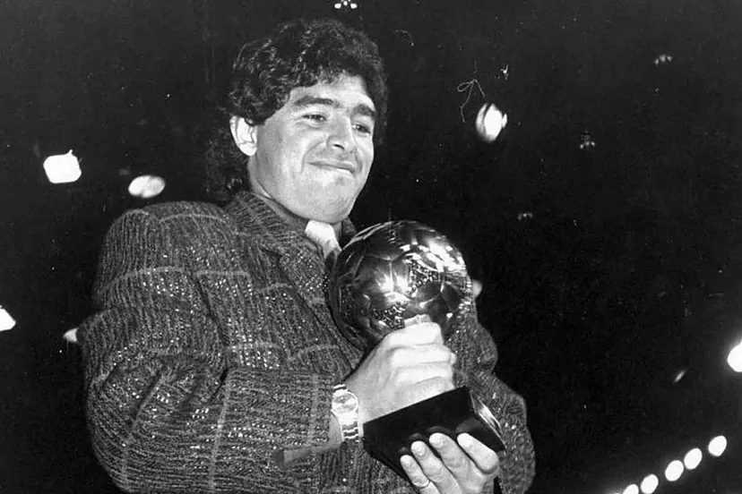Un tribunal français donne son feu vert à la vente aux enchères du Ballon d&rsquo;Or de Maradona lors de la Coupe du monde
