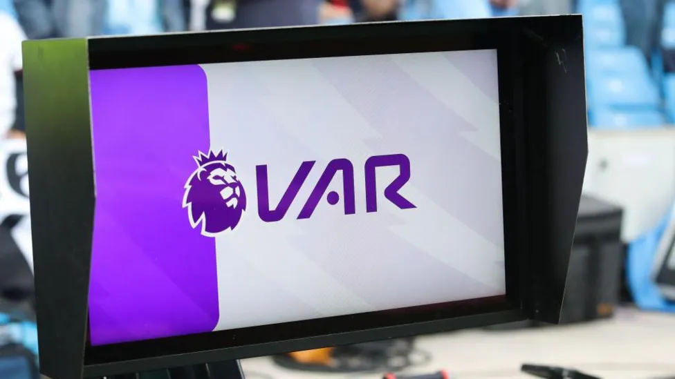 Les clubs de Premier League votent en faveur du maintien du VAR.