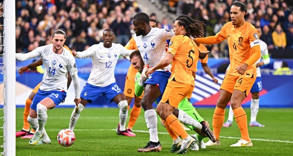 Deschamps « indifférent » alors que la France lutte sans Mbappé.