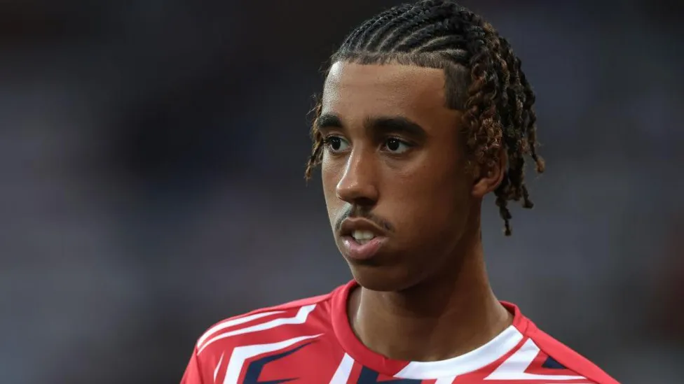 Yoro devrait subir un examen médical à Manchester United avant d&rsquo;être transféré pour 52 millions de livres sterling