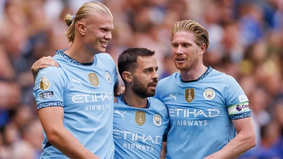 Erling Haaland a marqué lors de sa 100e apparition à Manchester City alors que les champions de Premier League ont commencé la défense de leur titre avec une victoire contre Chelsea à Stamford Bridge.