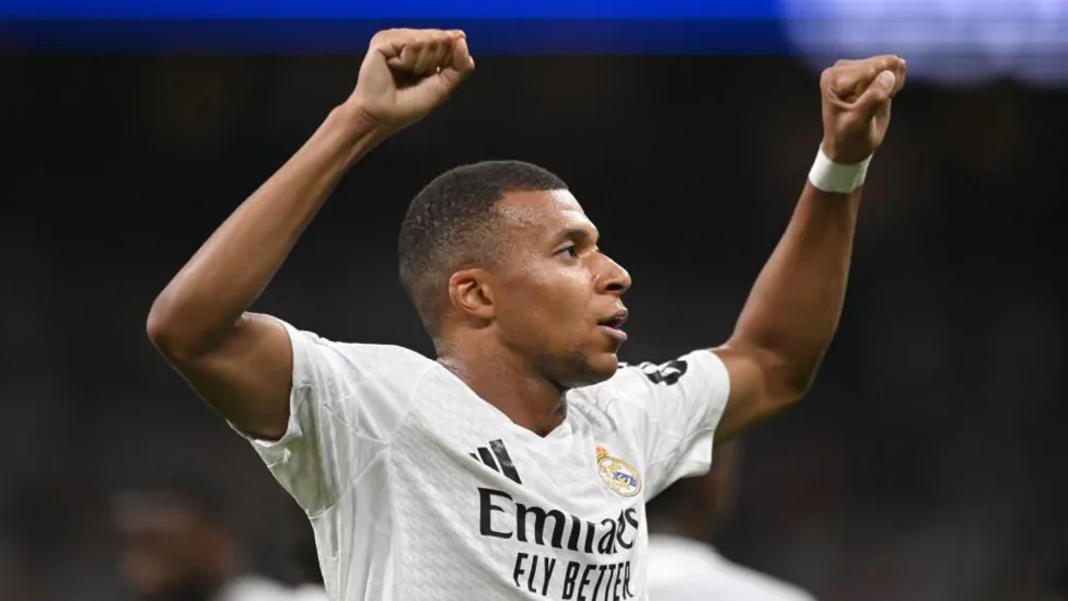 Kylian Mbappé a marqué ses deux premiers buts en Liga alors que le Real Madrid a battu le Real Betis.