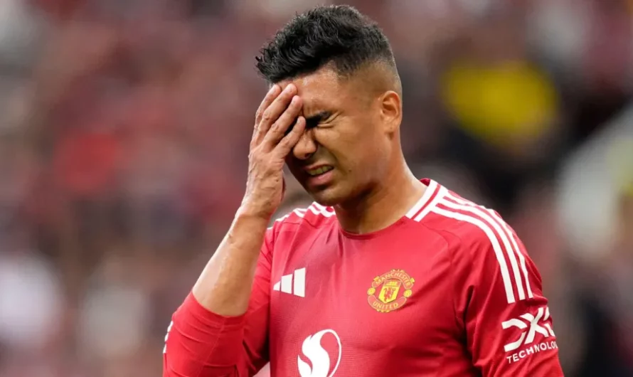 La défaite 3-0 à domicile de Manchester United contre Liverpool a été particulièrement douloureuse pour le milieu de terrain brésilien Casemiro, qui a été remplacé à la mi-temps et a ensuite été critiqué par les experts.