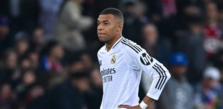 Mbappé passera des examens jeudi pour déterminer la gravité de sa blessure à la jambe gauche.