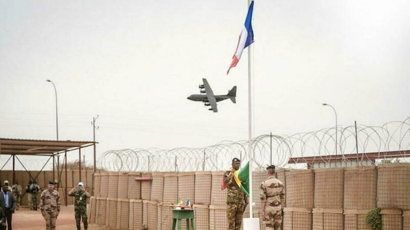 La France en Afrique : derrière les bases militaires, la remise en question d’un système néocolonial