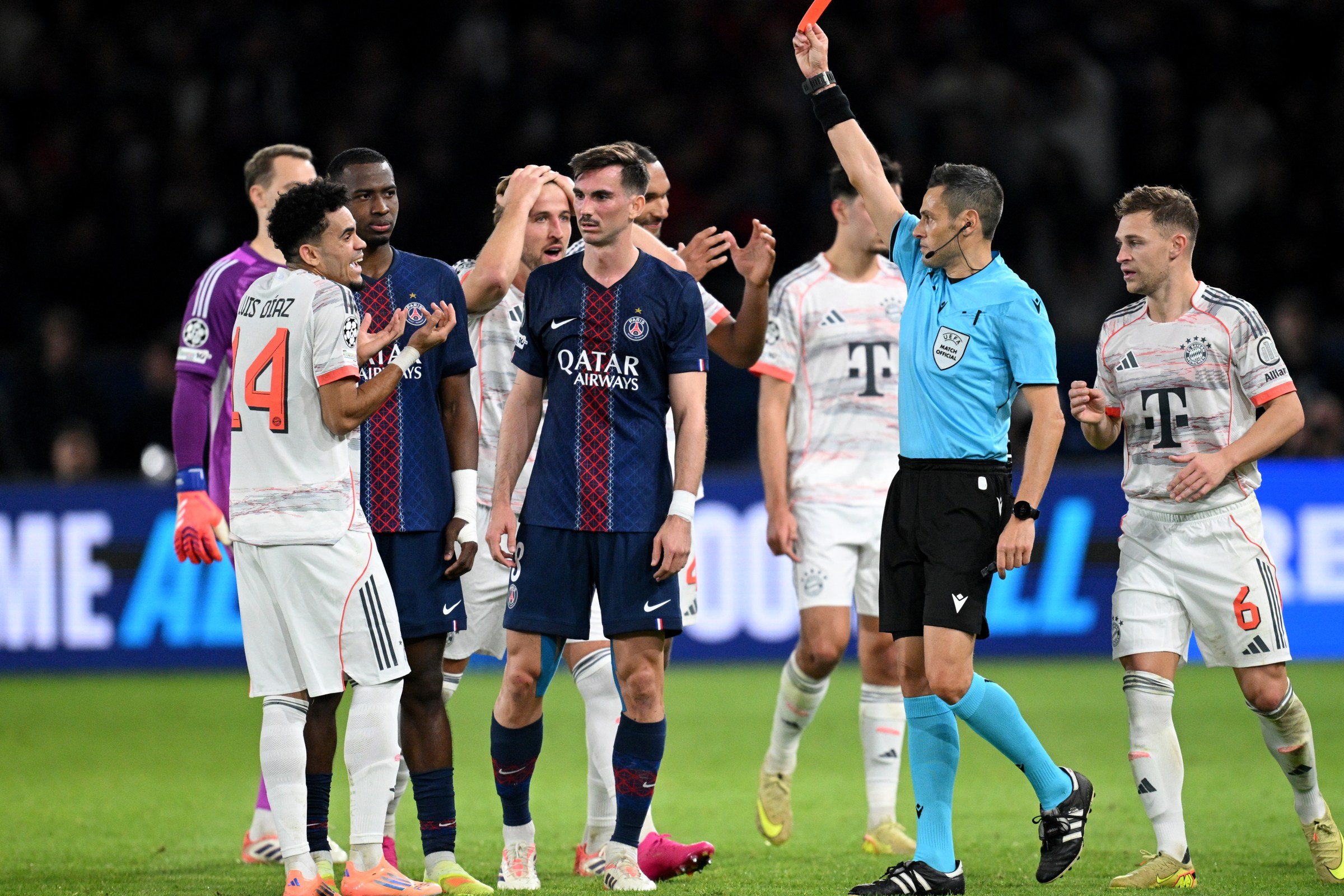 Le Bayern , réduit à 10 surprend le PSG à domicile